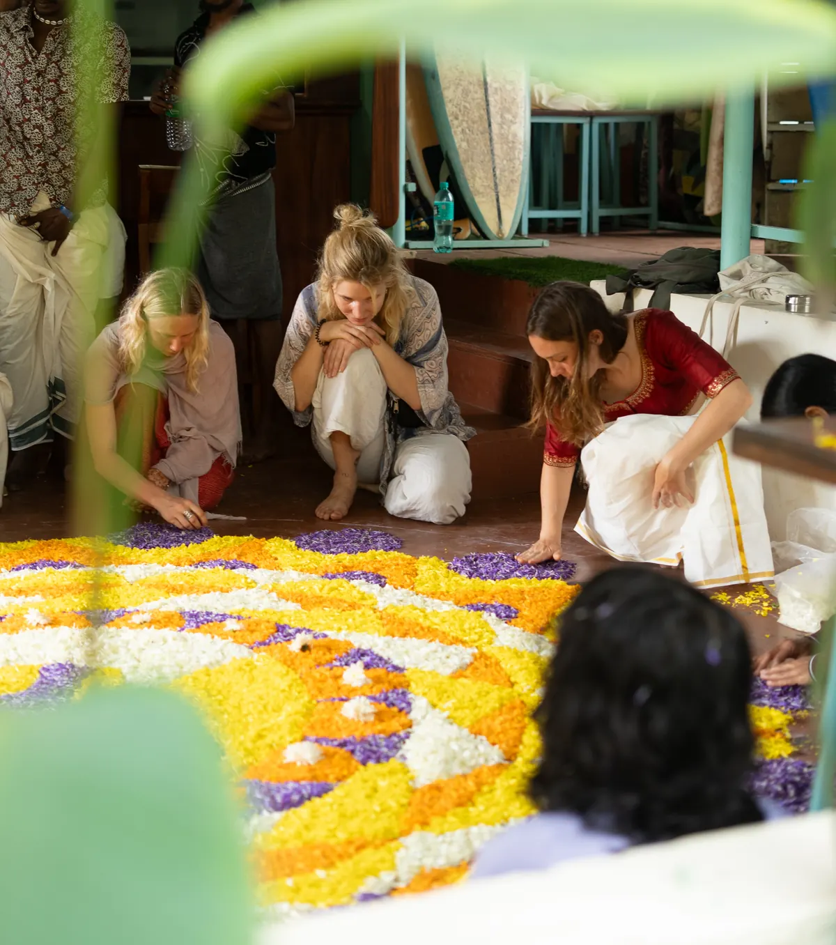 Guests making a flower arrangement together at Paddlecult