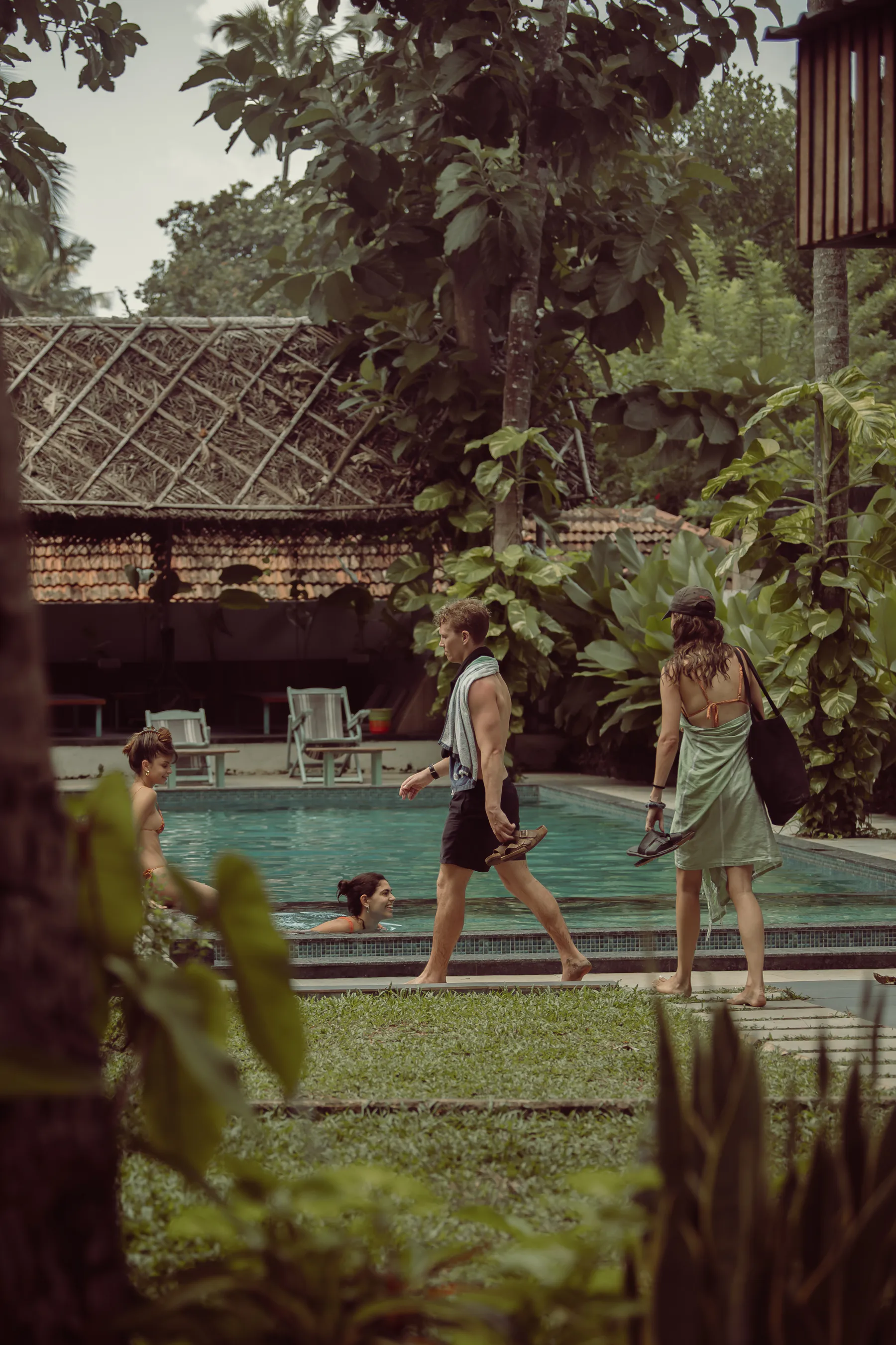 Friends spending time by the Paddlecult pool