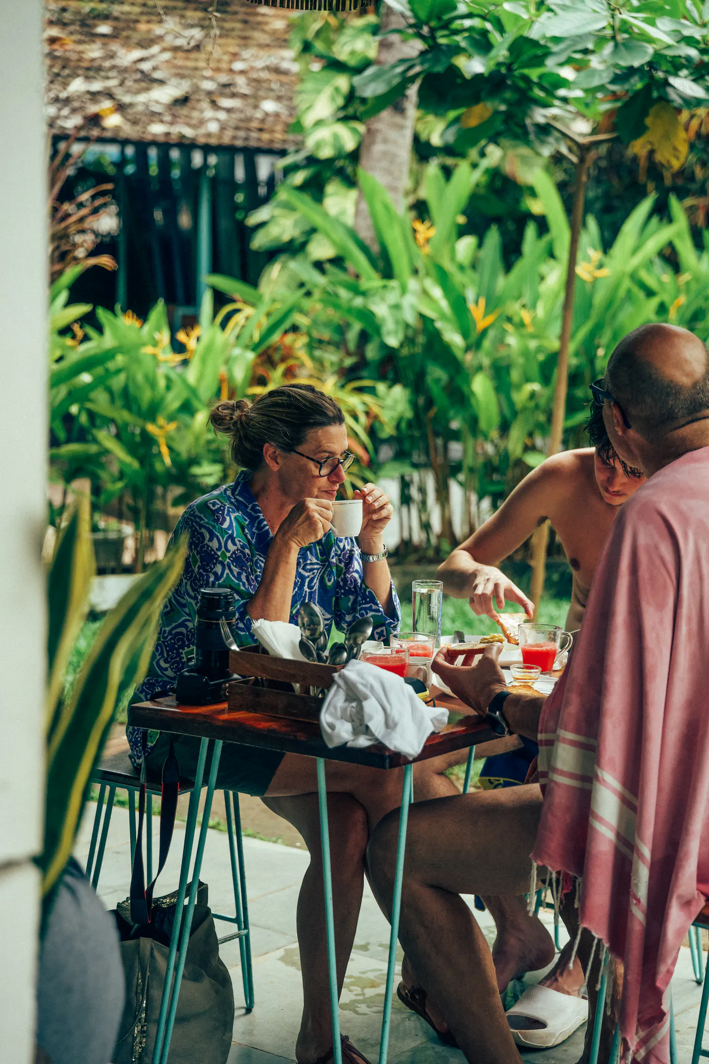 Guests sharing breakfast at a table on Paddlecult’s garden veranda